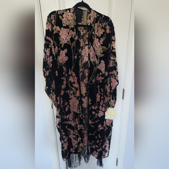 ARATTA Holiday Garden Velvet Black & Floral Kimono with Fringe. OS NWT MSRP $222 - Picture 8 of 11